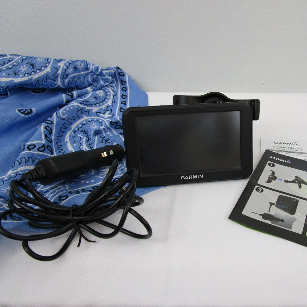 Garmin Nuvi 40LM Navigator + Charger + Mount